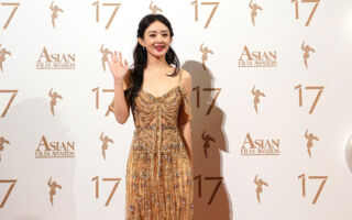 赵丽颖陪6岁儿子逛街 小动作泄满满母爱