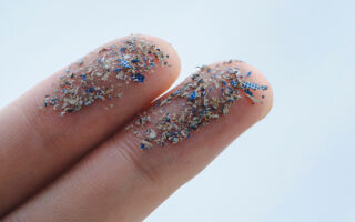 研究：人们每天吸入7万颗微塑料 远超预估