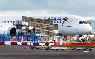 南美航空波音787急降 空姐一个动作引发?