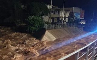 四川雅安突发泥石流 至少2死10多人失踪