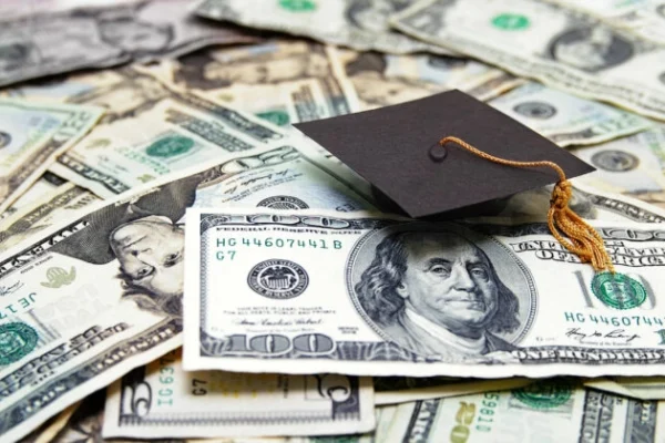 美政府即将恢复收取学生贷款利息 应如何应对