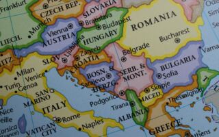 英男在巴尔干半岛占地建国 国旗护照内阁都有