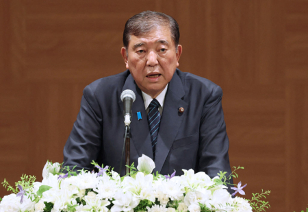 2025年8月6日，日本首相石破茂在广岛出席原爆80周年追悼仪式后召开记者会，发表谈话纪念世界首起原子弹攻击事件。（JIJI Press/AFP via Getty Images）