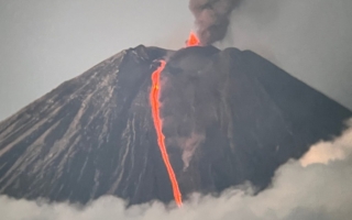 俄罗斯8.8强震后 欧亚大陆最高火山喷发