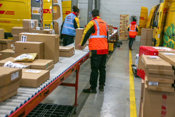 川普提前终止“小包裹免税” 影响一文看懂