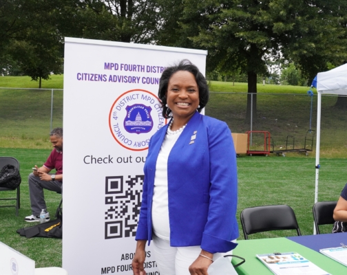 8月5日,华盛顿DC第四区的公民咨询委员会主席妮娜‧墨菲‧马丁(Neena Murphy Matin)在华府“全国打击犯罪夜”(National Night Out)的活动上。(李辰/大纪元)