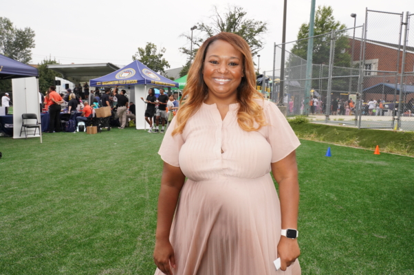 8月5日,华盛顿特区第四区的市议员珍妮丝‧刘易斯‧乔治(Janeese Lewis George)在华府“全国打击犯罪夜”(National Night Out)的活动上。(李辰/大纪元)