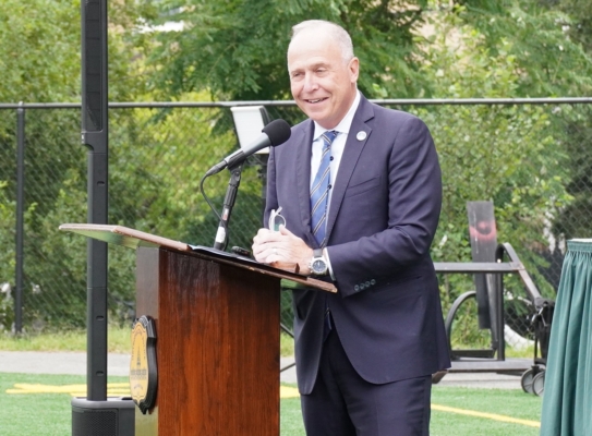 8月5日,华盛顿特区总检察长布莱恩‧施瓦尔布(Brian Schwalb)出席首都警民夜活动。(李辰/大纪元)