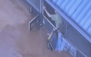 北京养老院被淹 长者趴窗挥手呼救画面曝光