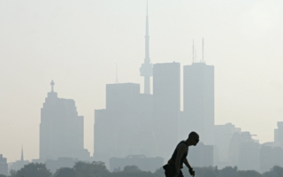 野火浓烟笼罩加国 多伦多空气质量全球倒数