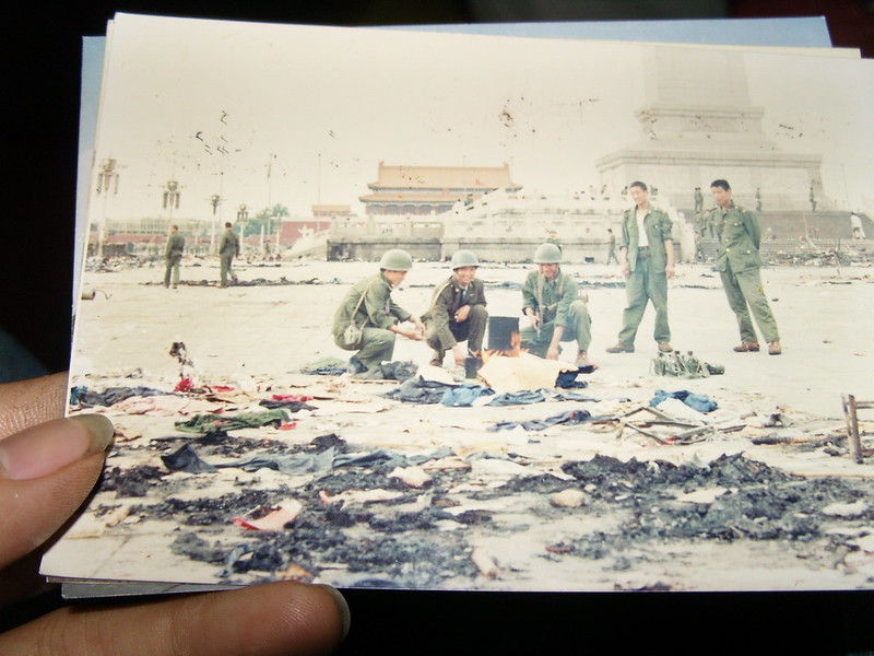1989年6月4日,北京天安门广场一片狼藉,几名中共士兵在进行清理工作。公民记者周曙光于2007年6月17日翻拍,于2012年6月3日上传flickr。(周曙光/ CC BY-NC-SA 2.0. )