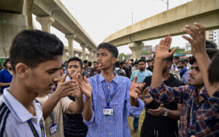 中国产战机撞学校建筑酿31死 孟加拉学生抗议