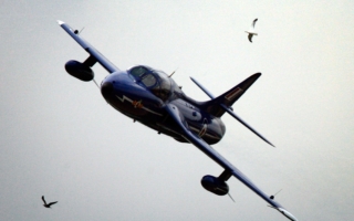 险撞军机 西南航空客机急俯冲 两人受伤