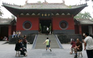 郑州突发强降雨 游客少林寺避雨遭拒