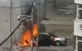 河南一高压线坠落引燃车辆 路过老人遭电死