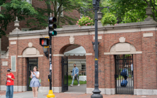 川普签备忘录 要求美国大学披露种族招生数据
