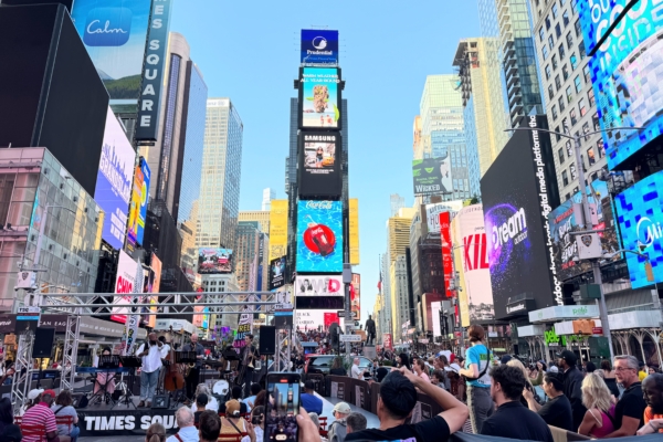 纽约时代广场爆枪击案 三人受伤