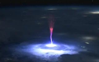 北美雷暴 NASA太空人惊见巨大“红色精灵”