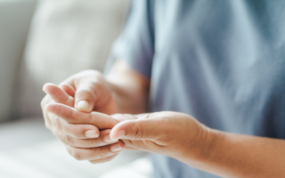 揉揉手指启动身体自愈力 疲乏病痛离你远去