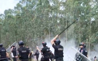 广西村民阻建风力发电遭警察打 头破血流