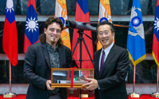 美国首批Altius-600M攻击型无人机交运台军