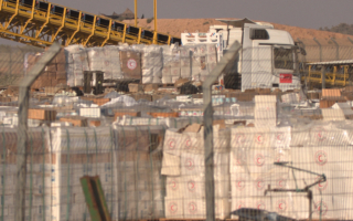 以色列宣布每日限时停火 援助物资涌入加沙