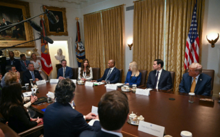 川普内阁会议 聚焦救灾及接管华府等话题