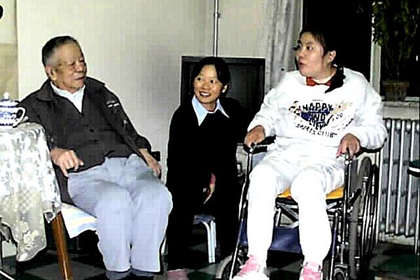 “铊中毒”案当事人朱令安葬 父母将继续追凶