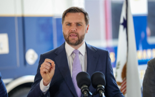 万斯:中国买俄油 恐面临美国惩罚性关税