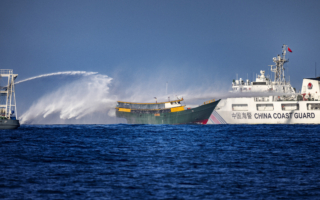 中共海警船追击菲律宾船只 撞上自家军舰