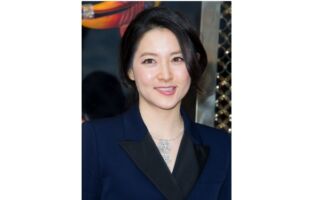 李英爱素颜摘菜照曝光 分享日常生活点滴