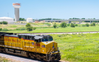 美国一列可能载有危险品的火车在德州出轨