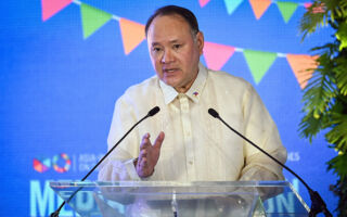 黄岩岛争端 菲防长:中共欲迫使菲放弃南海主权