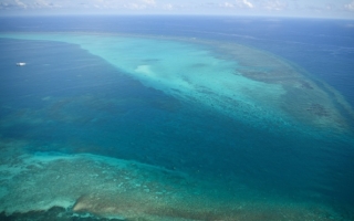 黄岩岛再现对峙 菲律宾控中共舰艇危险挑衅