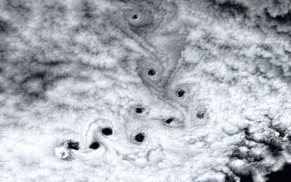 NASA卫星拍到印度洋上空云层有10个黑洞