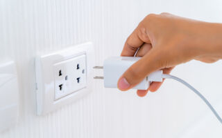 电器在不使用时拔掉插头 既省电又降温