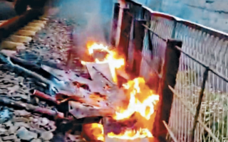 无人机坠毁铁路起火致行车中断 涉事公司挨罚