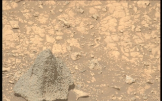 NASA毅力号在火星上发现神秘“头盔”