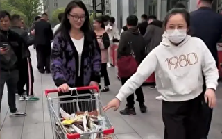 上海冰淇淋事件后 网红请吃雪糕 有人用车拉