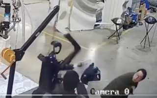 世界首次人形机器人比赛 失控现象引担忧