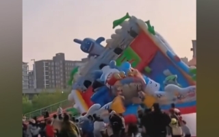 内蒙古一充气城堡遭强风掀翻 10人受伤含儿童