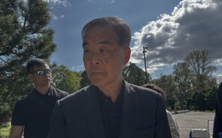 前香港特首梁振英当面威胁芬兰法轮功学员