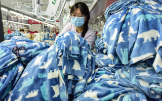 双重压力下 中国工厂减班减薪苦苦挣扎