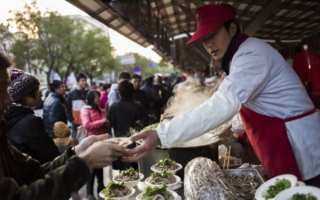 顾不了面子 中国高端酒店摆摊卖菜品求生