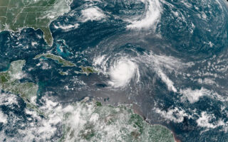 美国军机飞入飓风眼 拍摄到罕见画面