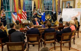 “以实力求和平”照展“白宫历史性一天”