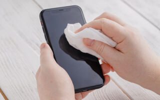 手机沾染大量细菌 专家教你安全的清洁方法
