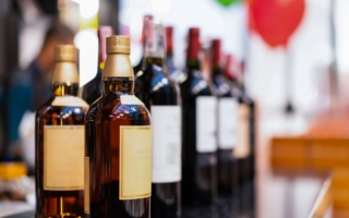 新研究：任何程度的酒精摄入对大脑均无益处