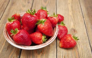 用一物加水清洗再冷藏 草莓可保鲜两周