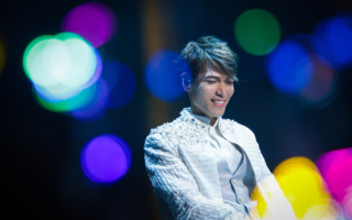 杨宗纬摔下2米高舞台 表情痛苦被抬上救护车